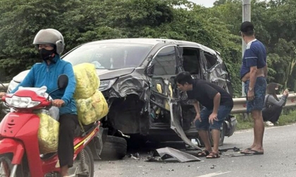 Ảnh TNGT: Vượt phải công-ten-nơ Honda CR-V 20A 71872 bị bóc toàn bộ một bên hông