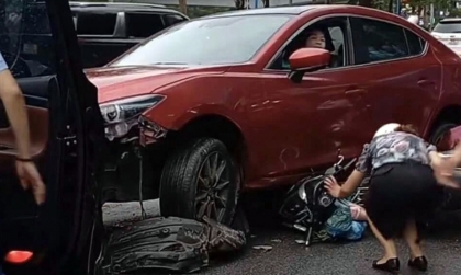 Clip TNGT: Nghi đạp nhầm chân ga, tài xế Mazda3 30F 58080 đâm hàng loạt xe máy trước khi đấu đầu Hyundai Santa Fe