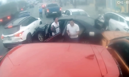 Clip TNGT: Toàn cảnh nhiều góc camera ghi lại tai nạn liên hoàn giữa 8 xe do công-ten-nơ gây ra