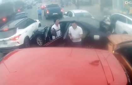 Clip TNGT: Toàn cảnh nhiều góc camera ghi lại tai nạn liên hoàn giữa 8 xe do công-ten-nơ gây ra