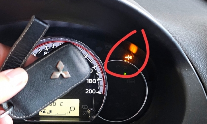 Thay pin xong xe Attrage vẫn hiện biểu tượng này là sao nhỉ?