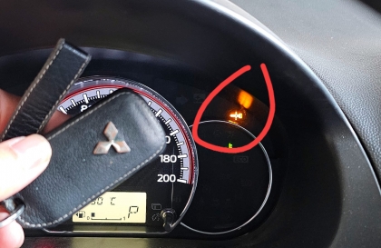 Thay pin xong xe Attrage vẫn hiện biểu tượng này là sao nhỉ?