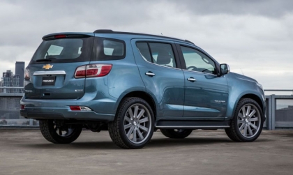 Trailblazer bị sao mà không hạ kính bằng nút ở cửa sau được?