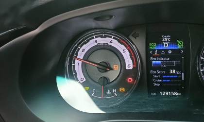 Xe Hilux đang đi bị báo các đèn trên đồng hồ do đâu?