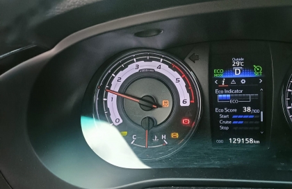 Xe Hilux đang đi bị báo các đèn trên đồng hồ do đâu?