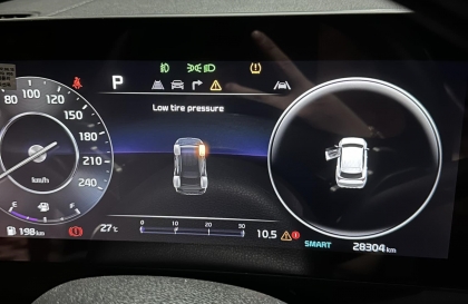 Sportage báo thế này là lủng lốp đúng không các bác?