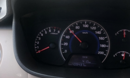 Đồng hồ tua máy grand i10 không quay khi xe chạy là do đâu?