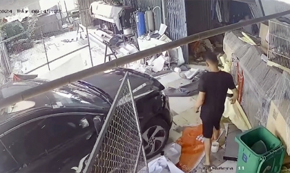 Clip TNGT: Đang ngồi trên sân, thanh niên bị VinFast VF 8 lao tới ủn bay vào trong nhà