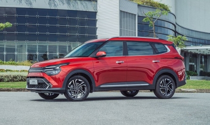 Làm sao để gương chiếu hậu của Kia Carens tự động mở khi người lái đi qua?