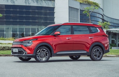 Làm sao để gương chiếu hậu của Kia Carens tự động mở khi người lái đi qua?