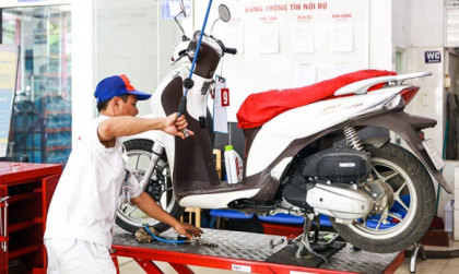 Đóng góp xã hội: Honda Việt Nam hỗ trợ thay dầu miễn phí ô tô và xe máy cho người dân vùng lũ