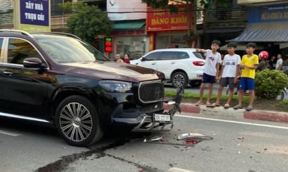 Ảnh TNGT: Đâm vào Hyundai Accent, Mercedes-Maybach GLS 30K 22797 vỡ nát đèn pha