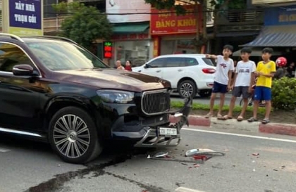 Ảnh TNGT: Đâm vào Hyundai Accent, Mercedes-Maybach GLS 30K 22797 vỡ nát đèn pha