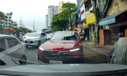 Clip tài xế VinFast Lux SA 51H 14047 tức tối đập xe người khác khi đi sai còn đòi được nhường