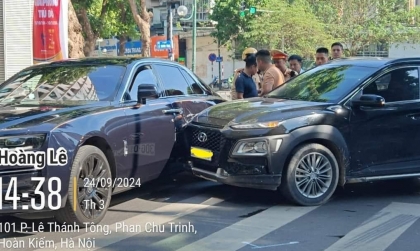 Ảnh TNGT: Roll-Royce bị Hyundai Kona 30G 09117 đâm bẹp một bên hông tại Hà Nội