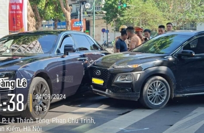 Ảnh TNGT: Roll-Royce bị Hyundai Kona 30G 09117 đâm bẹp một bên hông tại Hà Nội