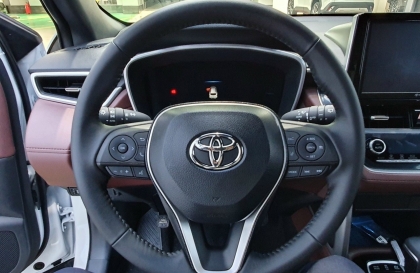 Ắc quy yếu có ảnh hưởng đến vô lăng của Corolla Cross không?