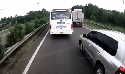 Ý thực giao thông: Clip vượt ẩu không được, tài xế Toyota Land Cruiser 30N3599 lao lên trả thù