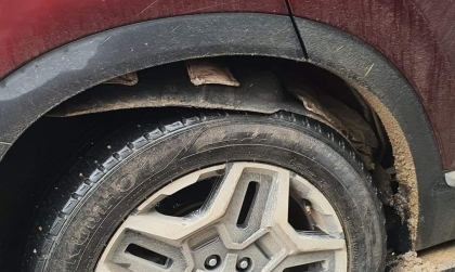 Xin các bác ý kiến xử lý Hyundai Santa Fe lại bị xệ chắn bùn