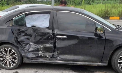 Ảnh TNGT: Qua giao lộ, Toyota Altis BKS 19A 45465 bung túi khi vì bị xe tải đâm vào hông