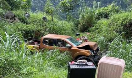 Ảnh TNGT: Nissan Navara lao xuống vực, Mitsubishi Xpander mất một nửa nóc xe sau va chạm