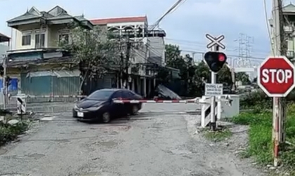 Ý thức Giao thông: Clip không sợ chết, tài xế Toyota Vios thản nhiên lách qua barie chắn tàu
