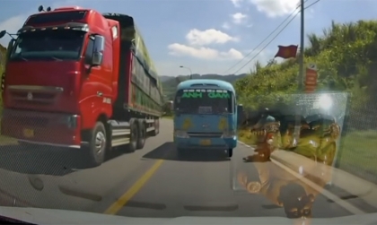 Ý thức Giao thông: Lạ lùng tài xế xe khách đi sai còn hạ kính, lên giọng dạy dỗ người khác