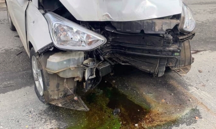 Ảnh TNGT: Hyundai Grand i10 vỡ két nước, vỡ máy vì đâm vào cọc tiêu
