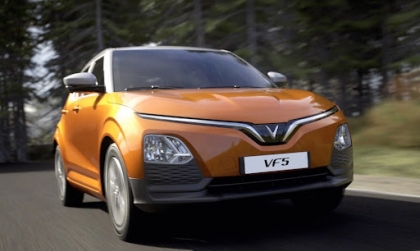 Xử lý sao với xe VF5 phát ra tiếng xào xào khi lên xuống ga