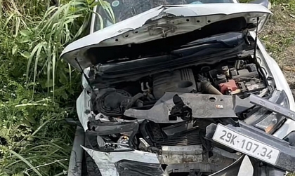 Clip TNGT: Ford Ranger 29K 10734 mất lái tốc độ cao, ủi hàng chục mét hộ lan bằng thép trên cao tốc