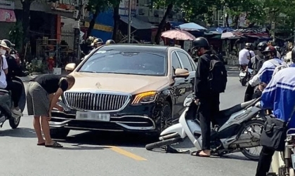 Ảnh TNGT: Mercedes-Maybach S-class đâm gãy càng trước xe Honda