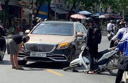 Ảnh TNGT: Mercedes-Maybach S-class đâm gãy càng trước xe Honda