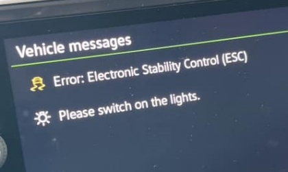 Giúp xem khắc phục lỗi hiện trên màn hình xe Volkswagen Tiguan này với!