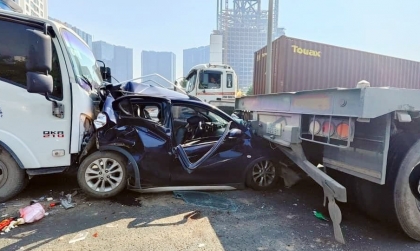 Ảnh TNGT: VinFast Fadil kẹp giữa hai xe tải trong tai nạn liên hoàn 6 xe, 4 người thoát chết