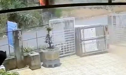 Clip TNGT: Tài xế bất cẩn, xe tải