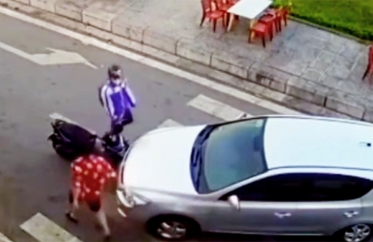 Clip TNGT: Đi ngược chiều đâm, tài xế Hyundai i30 BKS 30K 9589 lao vào hành hung học sinh