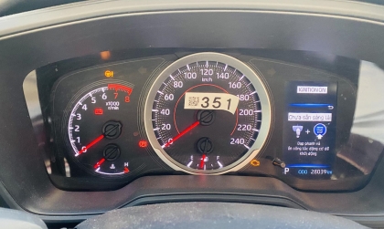 Đồng hồ xe Corolla Cross báo thế này là lỗi gì ạ?