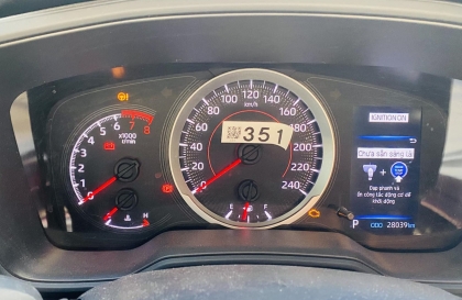 Đồng hồ xe Corolla Cross báo thế này là lỗi gì ạ?