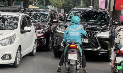 Ý thức Giao thông: Clip Lexus LX570 77A 11979 cố tình lấn làn đường còn thách thức người đi đúng