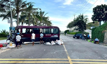 Ảnh TNGT: Toyota Camry BKS 66A 02692 vỡ nát đầu xe vì đối đầu với xe khách