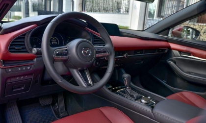 Xin tư vấn xe Mazda 3 bị lỗi loa như này?