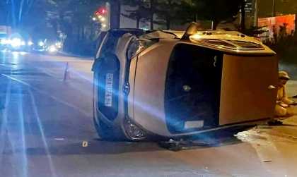 Ảnh TNGT: Đâm vào đuôi Xpander, Hyundai Grand i10 lật nghiêng giữa phố