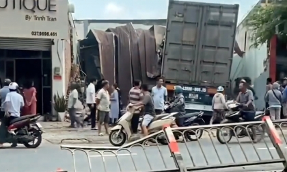 Clip TNGT: Toàn cảnh công-ten-nơ lao vào nhà dân vì tài xế vừa chạy xe vừa xem Ipad