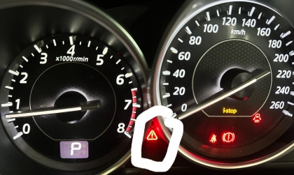 Mazda 6 báo lỗi này là ắc quy yếu ạ?