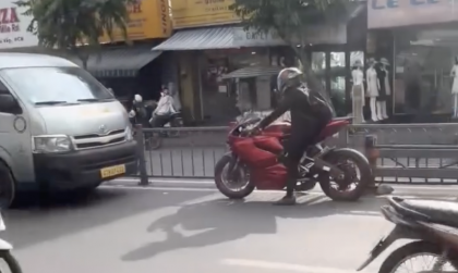 Ý thức giao thông: Thanh niên hổ báo chạy PKL đi vào làn ngược chiều bị dạy cho một bài học