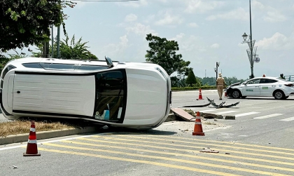 Ảnh TNGT: Ford Everest BKS 76A 10356 bị Hyundai Elantra 76A 11631 đâm lật nghiêng giữa đường