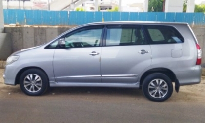 Làm sao xử lý xe Innova không bấm mở khóa được trên chìa?