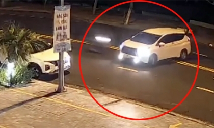 Clip TNGT: Thanh niên đi xe máy đâm vào ô tô sang đường với tốc độ 