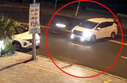 Clip TNGT: Thanh niên đi xe máy đâm vào ô tô sang đường với tốc độ