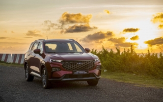 Tháng 10, Ford Việt Nam giảm giá Raptor, ưu đãi lệ phí trước bạ cho Stormtrak